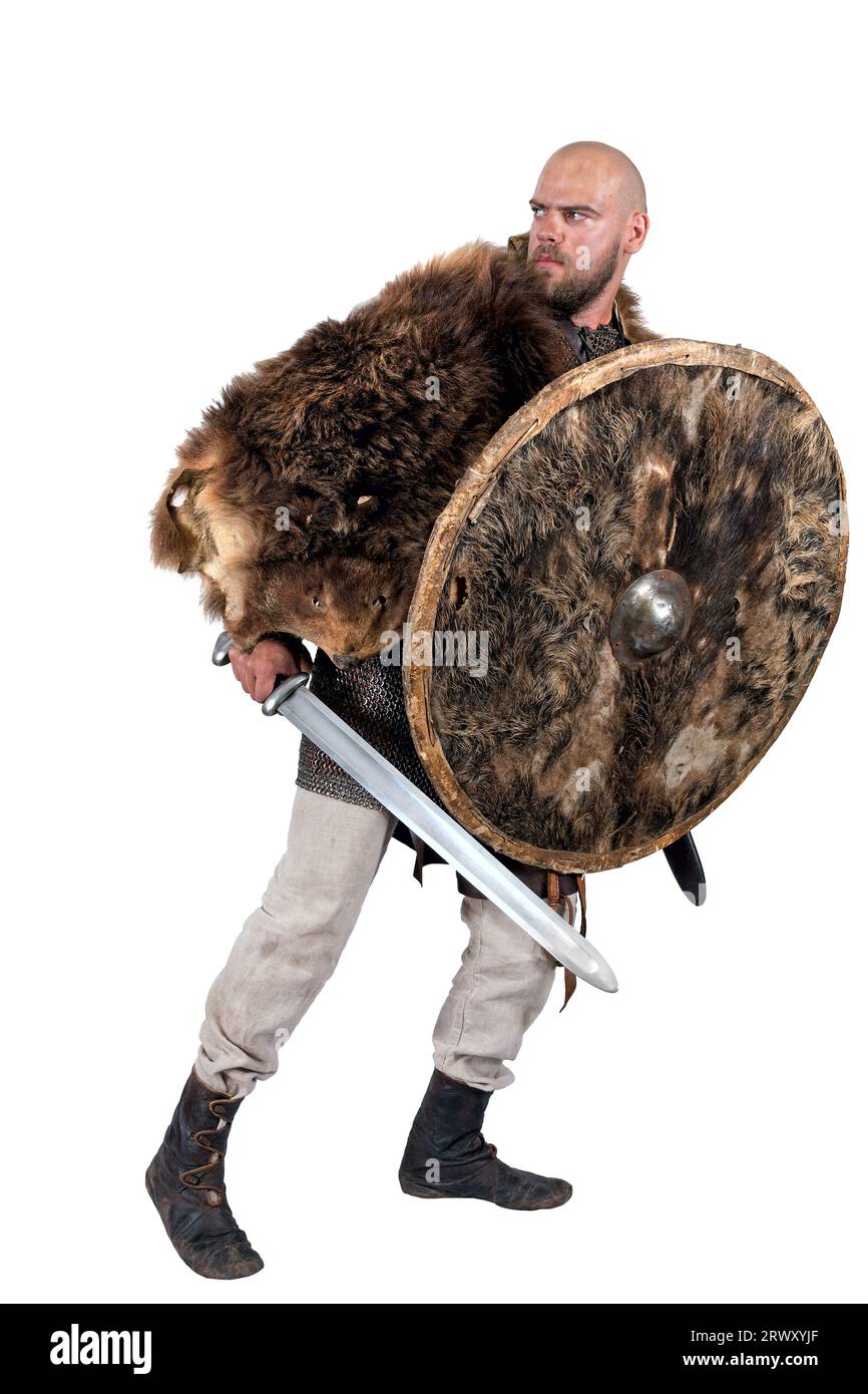 Viking médiéval avec une épée et un bouclier rond en peau d'ours. Isolé sur blanc Banque D'Images