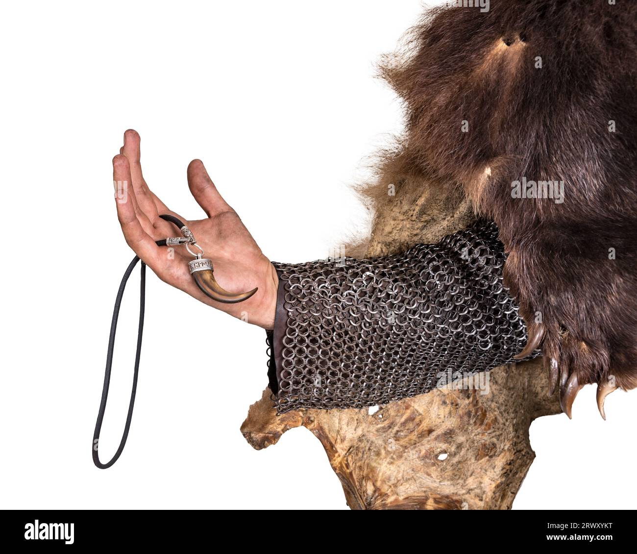 Main guerrier scandinave dans une peau d'ours, avec une décoration en forme de dent d'ours. Isolé sur blanc Banque D'Images