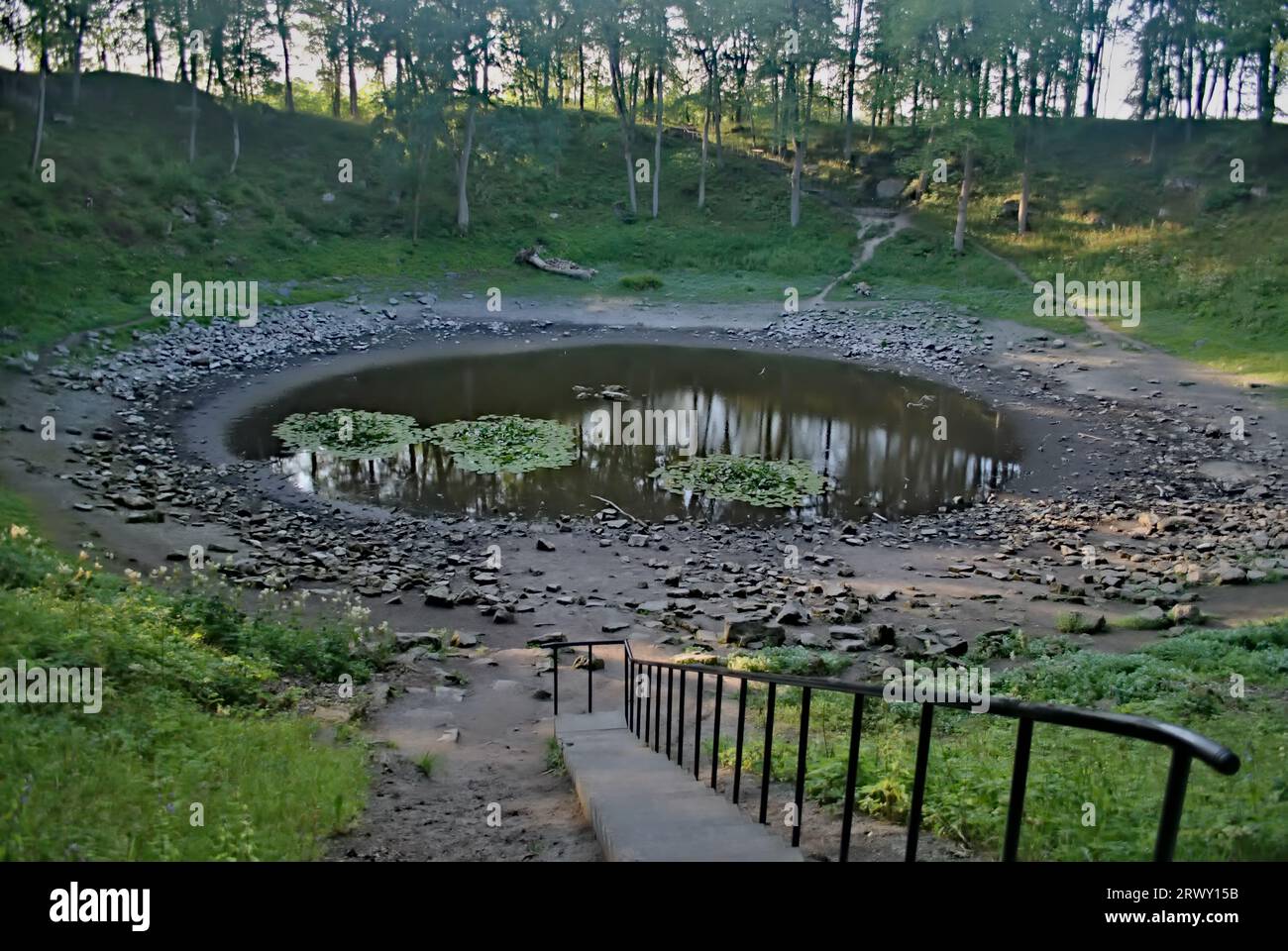 Vallée du cratère météore de Kaali. Île de Saaremaa. Estonie. Endroit mystique incroyable. Banque D'Images