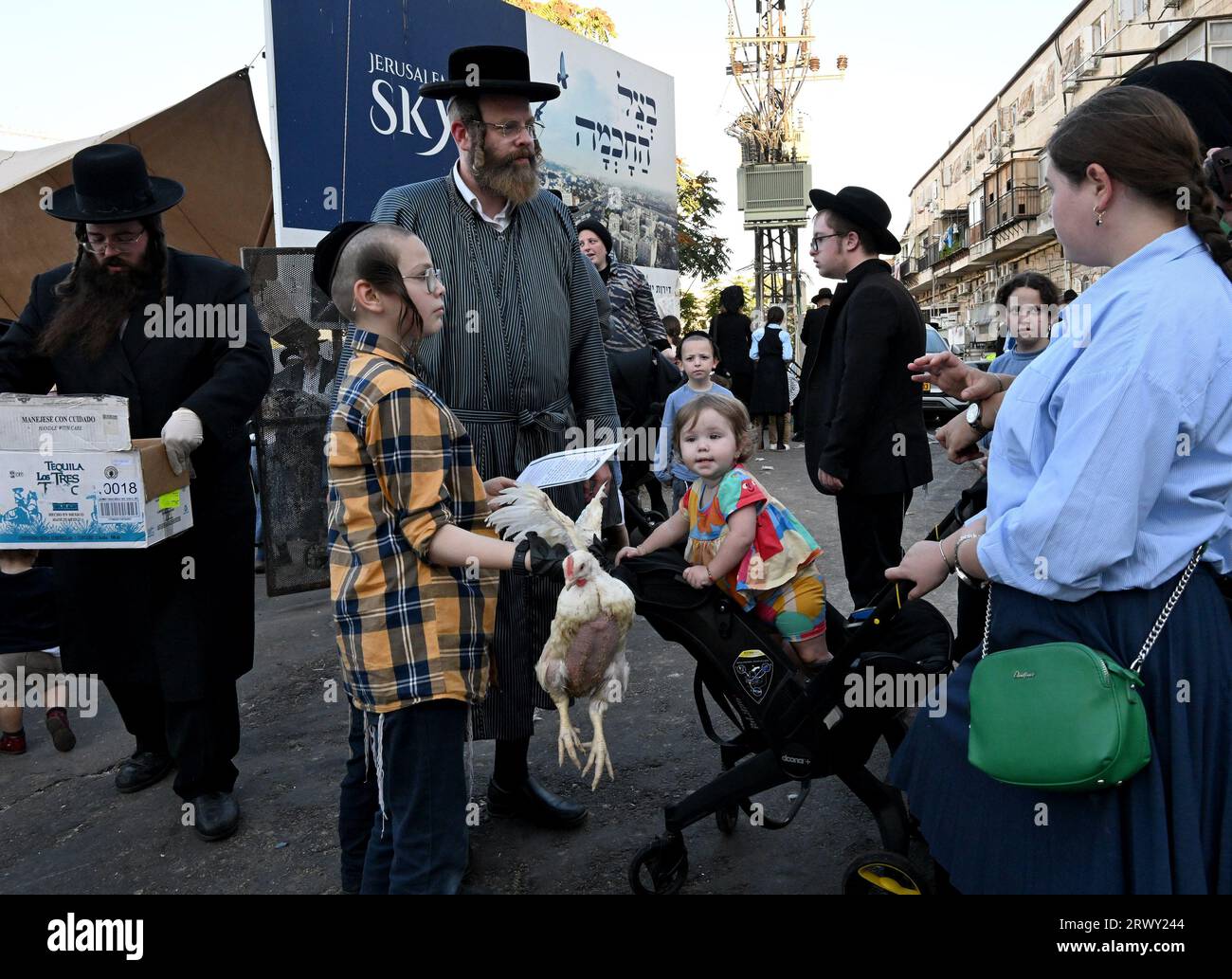 Jérusalem, Israël. 21 septembre 2023. Un garçon juif ultra-orthodoxe tient un poulet à utiliser dans l’ancien rituel Kapparot à Mea Shearim à Jérusalem, le jeudi 21 septembre 2023. Kapparot est préformé avant Yom Kippour, le jour des Expiations, le jour le plus sacré du calendrier juif, et transfère symboliquement les péchés de l'année passée au poulet. Photo de Debbie Hill/ crédit : UPI/Alamy Live News Banque D'Images