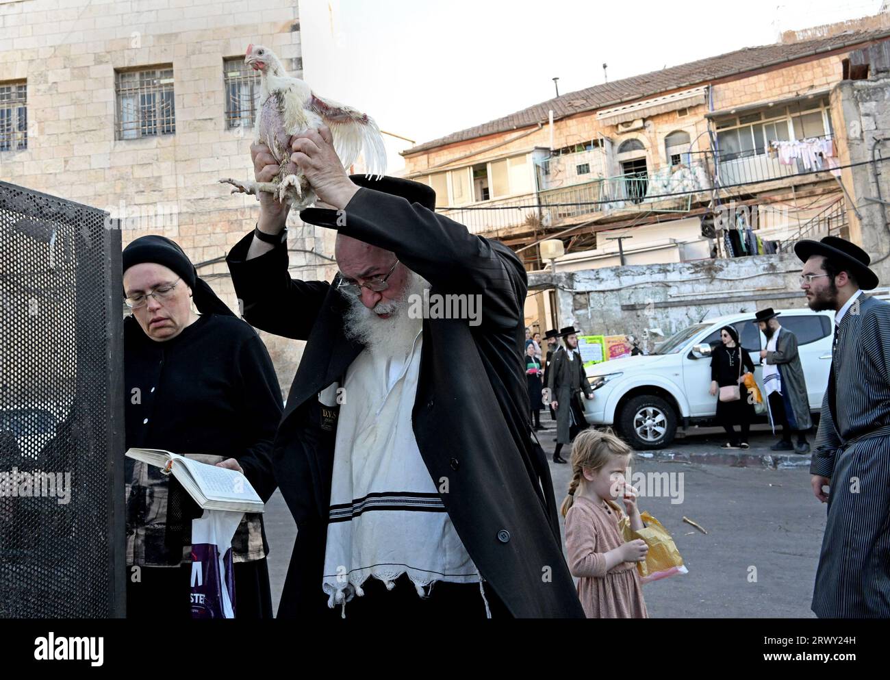 Jérusalem, Israël. 21 septembre 2023. Un juif ultra-orthodoxe balance un poulet au-dessus de sa tête lors de l’ancien rituel Kapparot à Mea Shearim à Jérusalem, le jeudi 21 septembre 2023. Kapparot est préformé avant Yom Kippour, le jour des Expiations, le jour le plus sacré du calendrier juif, et transfère symboliquement les péchés de l'année passée au poulet. Photo de Debbie Hill/ crédit : UPI/Alamy Live News Banque D'Images