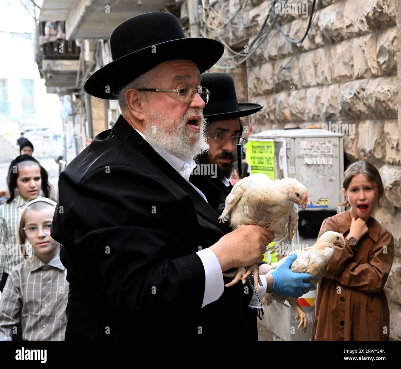 Jérusalem, Israël. 21 septembre 2023. Un juif ultra-orthodoxe tient une poule à utiliser dans l’ancien rituel Kapparot à Mea Shearim à Jérusalem, le jeudi 21 septembre 2023. Kapparot est préformé avant Yom Kippour, le jour des Expiations, le jour le plus sacré du calendrier juif, et transfère symboliquement les péchés de l'année passée au poulet. Photo de Debbie Hill/ crédit : UPI/Alamy Live News Banque D'Images