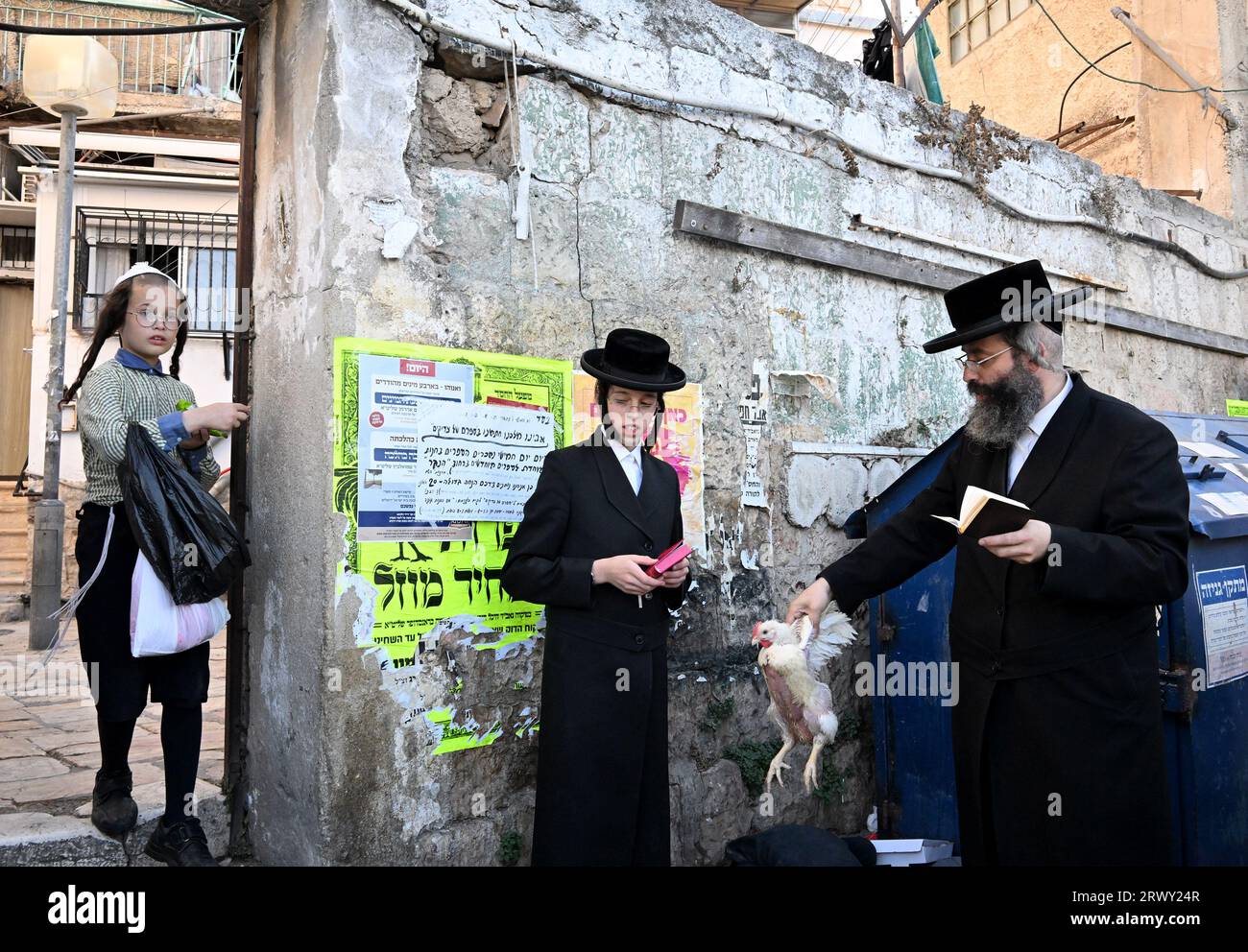 Jérusalem, Israël. 21 septembre 2023. Un juif ultra-orthodoxe tient une poule à utiliser dans l’ancien rituel Kapparot à Mea Shearim à Jérusalem, le jeudi 21 septembre 2023. Kapparot est préformé avant Yom Kippour, le jour des Expiations, le jour le plus sacré du calendrier juif, et transfère symboliquement les péchés de l'année passée au poulet. Photo de Debbie Hill/ crédit : UPI/Alamy Live News Banque D'Images