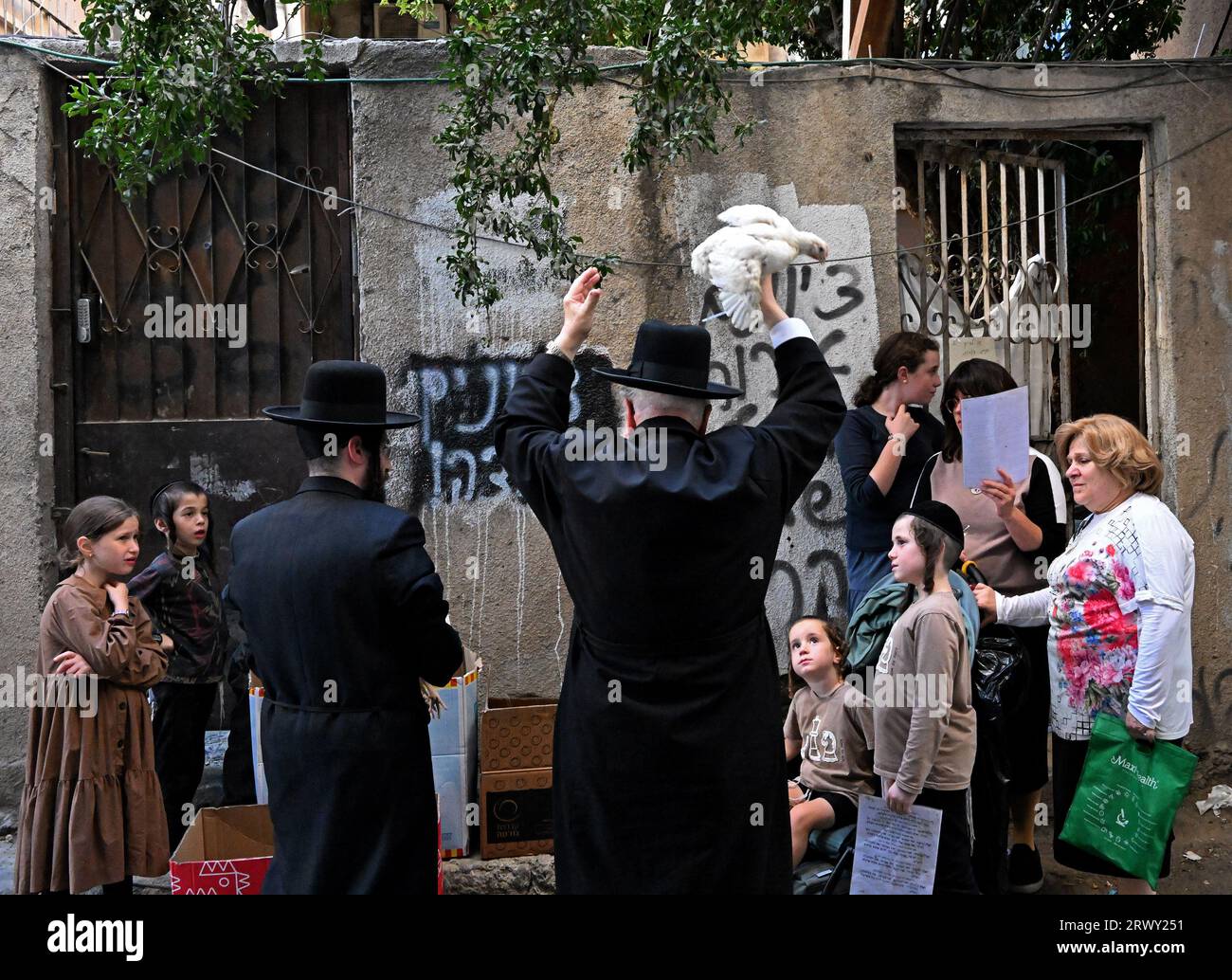 Jérusalem, Israël. 21 septembre 2023. Un juif ultra-orthodoxe balance un poulet au-dessus de sa tête lors de l’ancien rituel Kapparot à Mea Shearim à Jérusalem, le jeudi 21 septembre 2023. Kapparot est préformé avant Yom Kippour, le jour des Expiations, le jour le plus sacré du calendrier juif, et transfère symboliquement les péchés de l'année passée au poulet. Photo de Debbie Hill/ crédit : UPI/Alamy Live News Banque D'Images