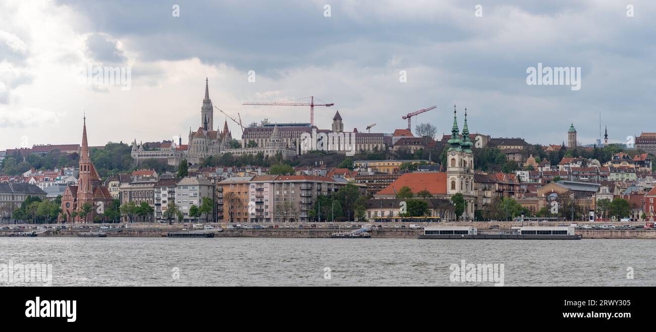 Une photo de plusieurs monuments sur le côté Buda de Budapestm, tels que l'église réformée de la place Szilagyi Dezso, l'église paroissiale Sainte Anne, la Fi Banque D'Images