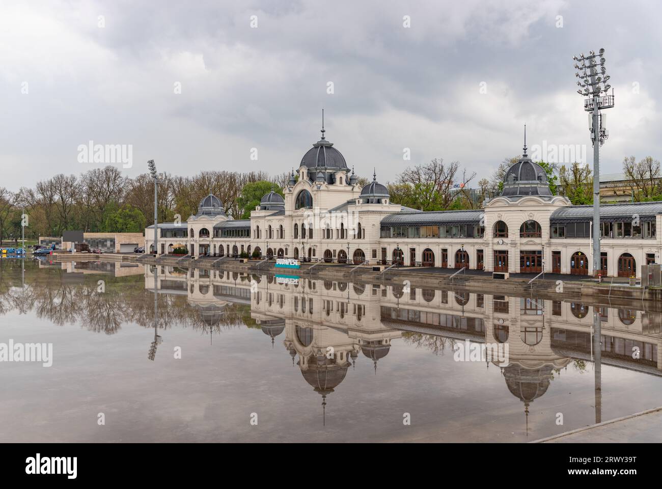 Une photo de la patinoire du parc municipal et de l'édifice nautique se reflétait sur le lac du parc municipal. Banque D'Images