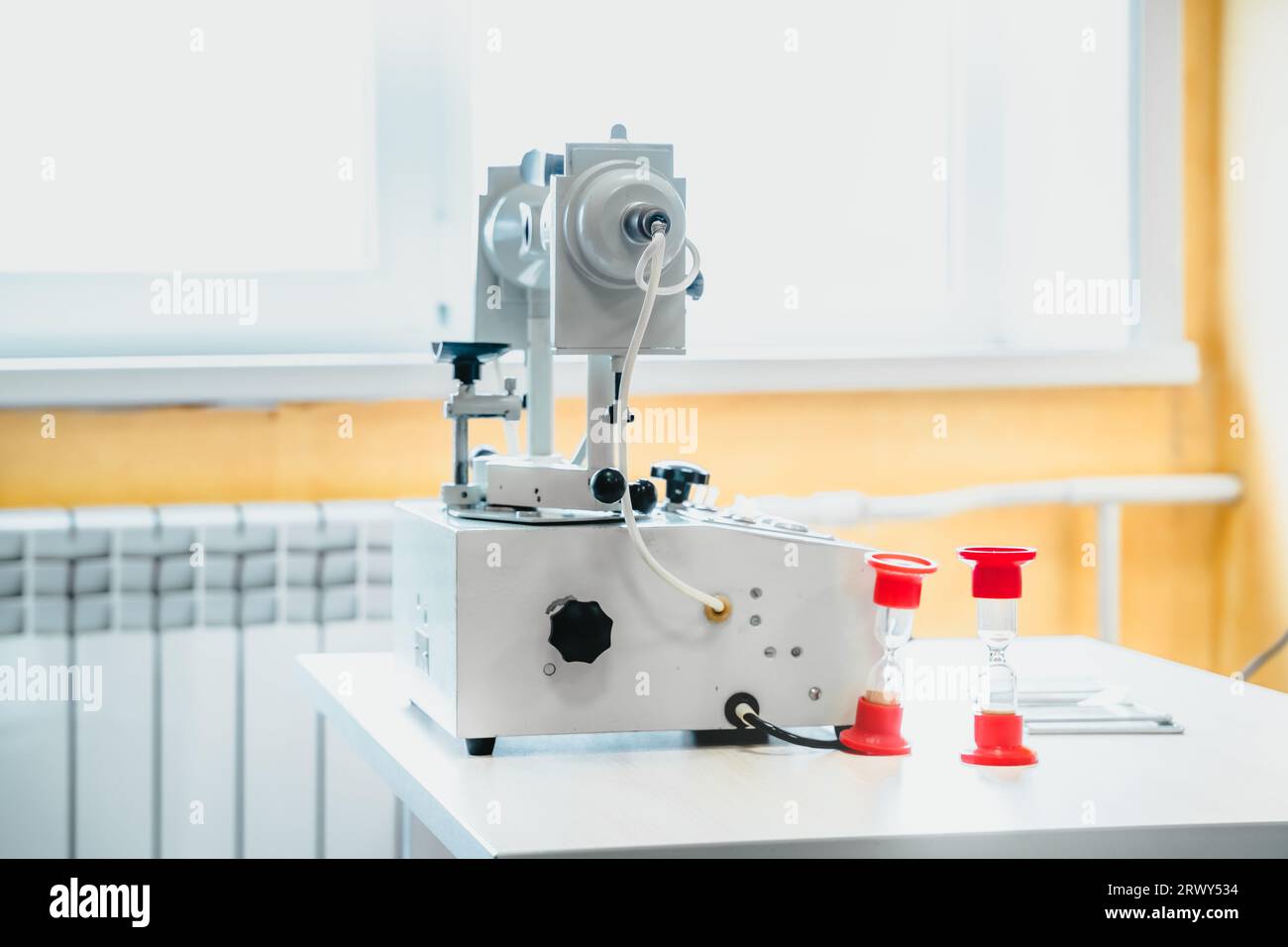 Dispositif Synoptophore dans le cabinet des enfants médicaux à l'hôpital. Acuité visuelle, amélioration du strabisme. Traitement avancé de la vision, correction pour les yeux guérissent Banque D'Images