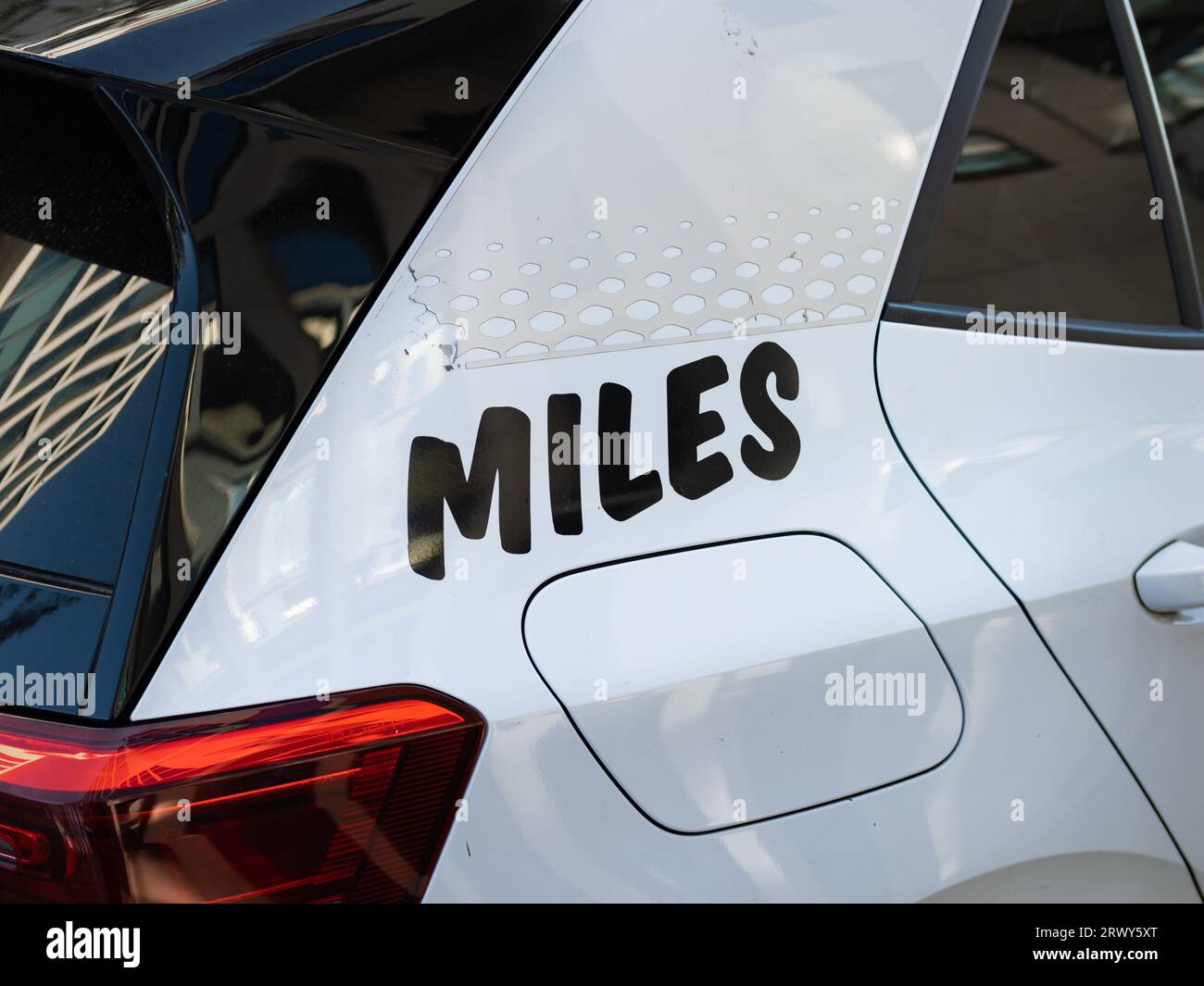 Logo Miles Mobility du service d'autopartage sur l'extérieur de la voiture. Entreprise dans l'économie de partage offrant des véhicules à louer. Banque D'Images