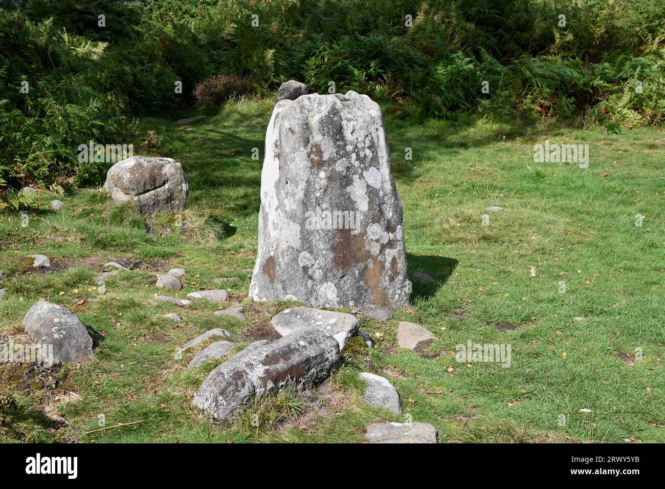 La plus grande pierre debout du Froggatt Edge Stone Circle (alias Stoke Flat Stone Circle) dans le Derbyshire Peak District. Il date de l'âge du bronze Banque D'Images
