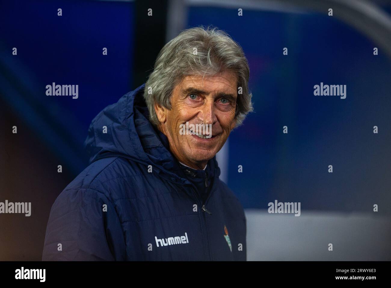 21 septembre 2023 ; Ibrox Stadium, Glasgow, Écosse : Europa League, Group Stage football, les Rangers contre le Real Betis ; l'entraîneur du Real Betis Manuel Pellegrini sourit du secteur technique Banque D'Images