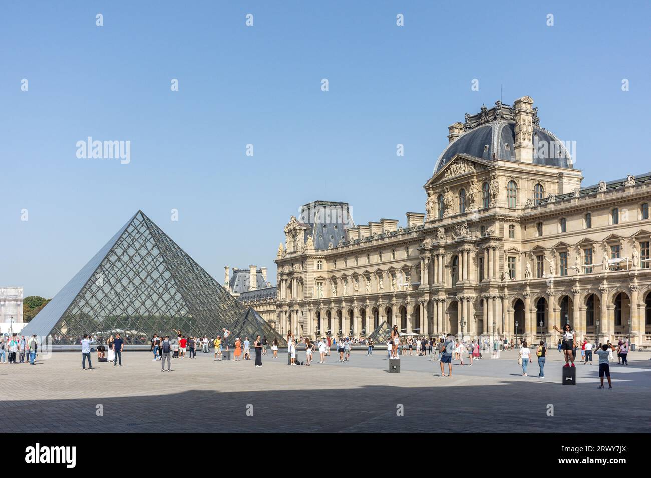 Musée du Louvre (Musée du Louvre) et Pyramide de Leoh Ming, place du carrousel, Paris, Île-de-France, France Banque D'Images