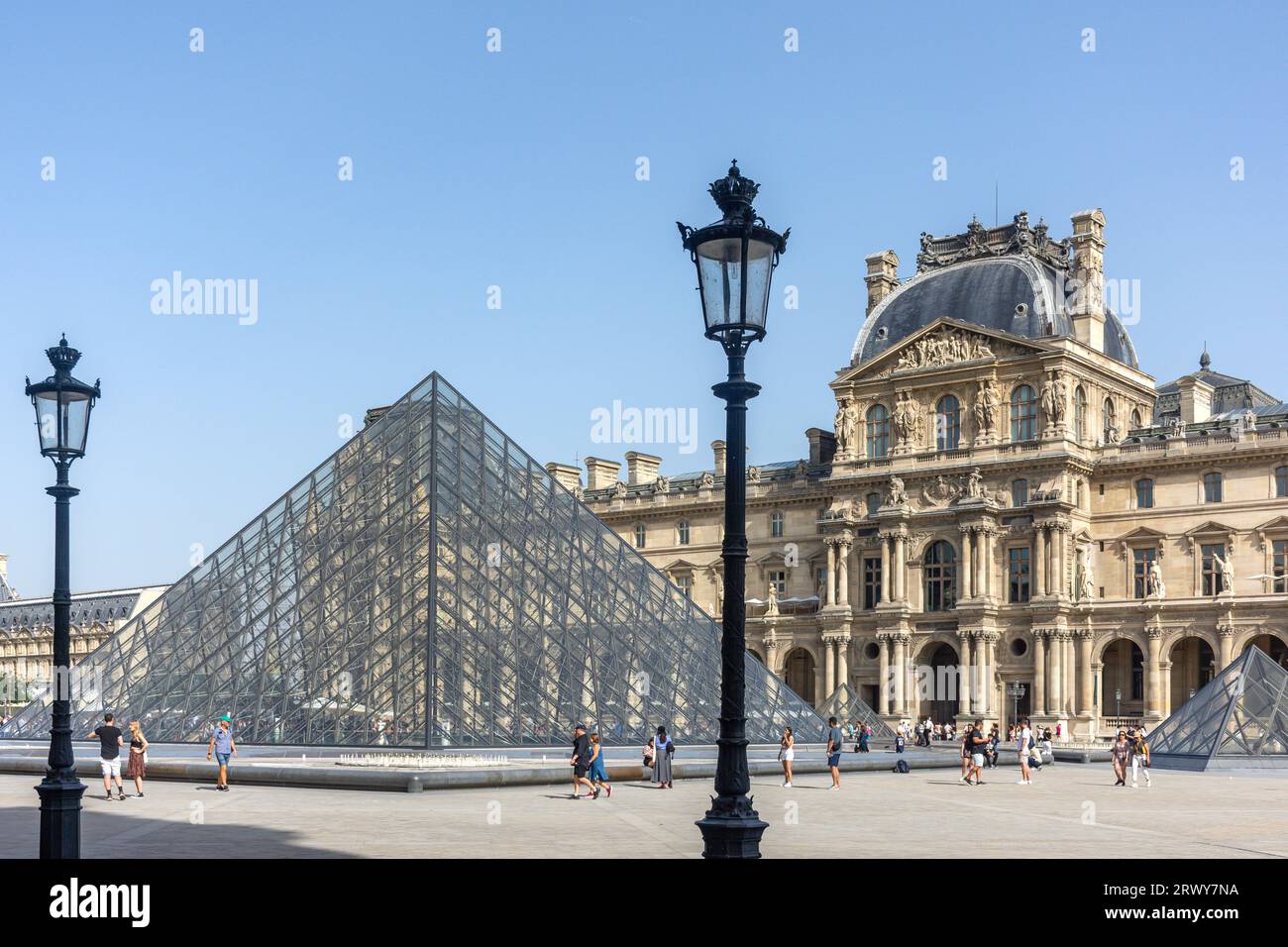 Musée du Louvre (Musée du Louvre) et Pyramide de Leoh Ming, place du carrousel, Paris, Île-de-France, France Banque D'Images