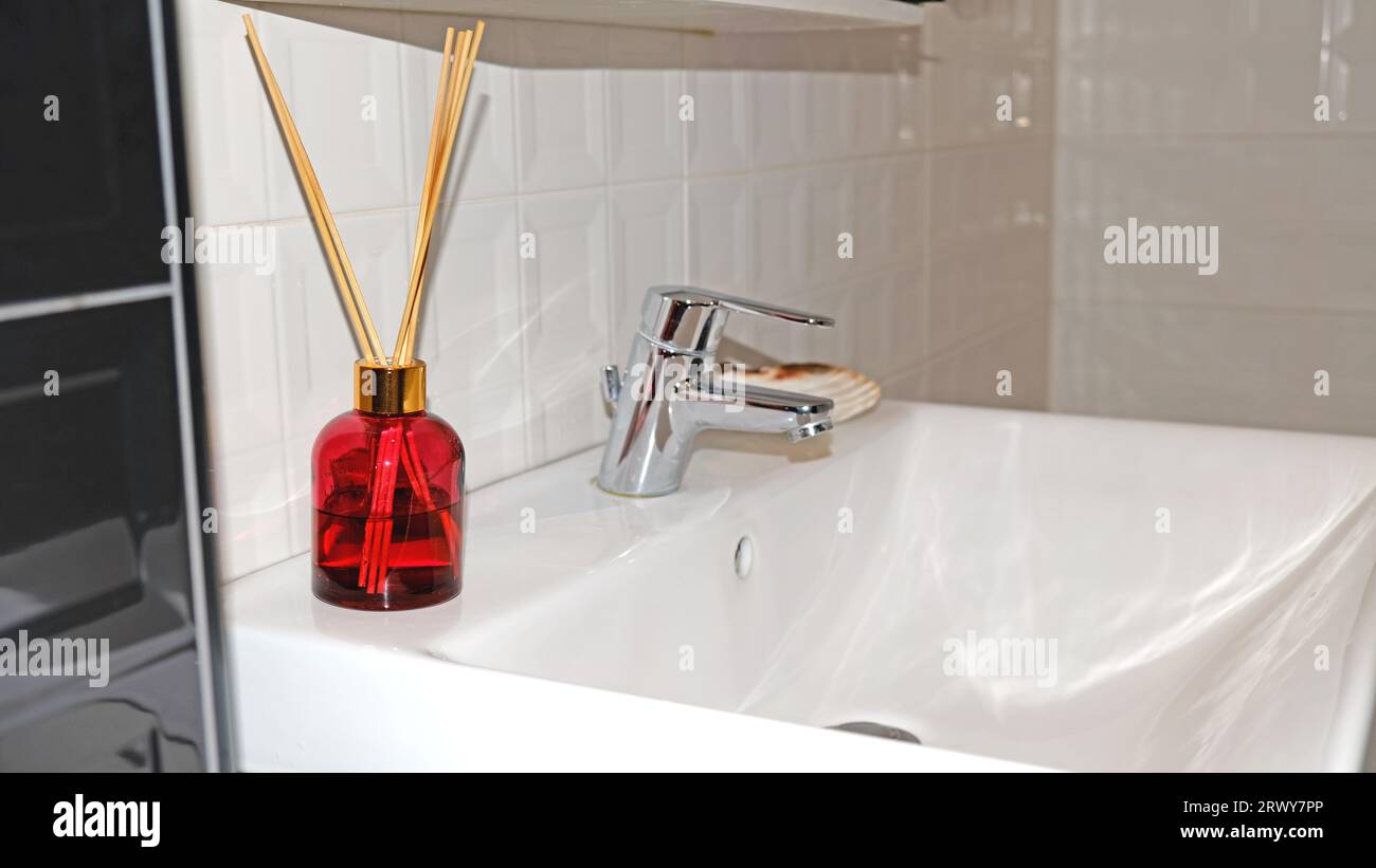 Un parfum de salle de bain rouge moderne sur un lavabo Banque D'Images