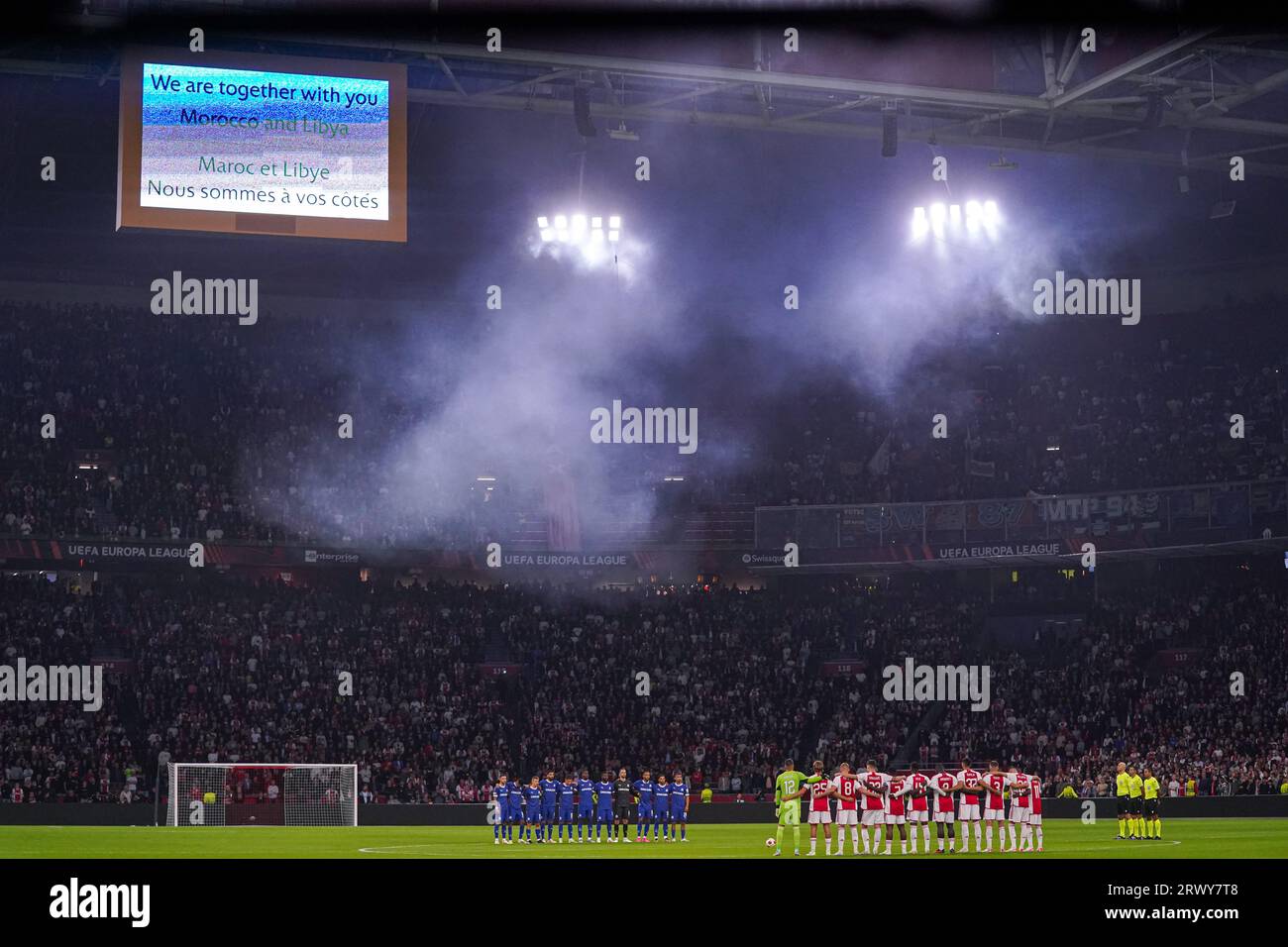 Amsterdam, pays-Bas. 21 septembre 2023. AMSTERDAM, PAYS-BAS - 21 SEPTEMBRE : minute de silence en souvenir des victimes du tremblement de terre au Maroc et des inondations en Libye lors du match du groupe B de l'UEFA Champions League entre l'AFC Ajax et l'Olympique de Marseille au Johan Cruijff Arena le 21 septembre 2023 à Amsterdam, pays-Bas. (Photo Andre Weening/Orange Pictures) crédit : Orange pics BV/Alamy Live News Banque D'Images