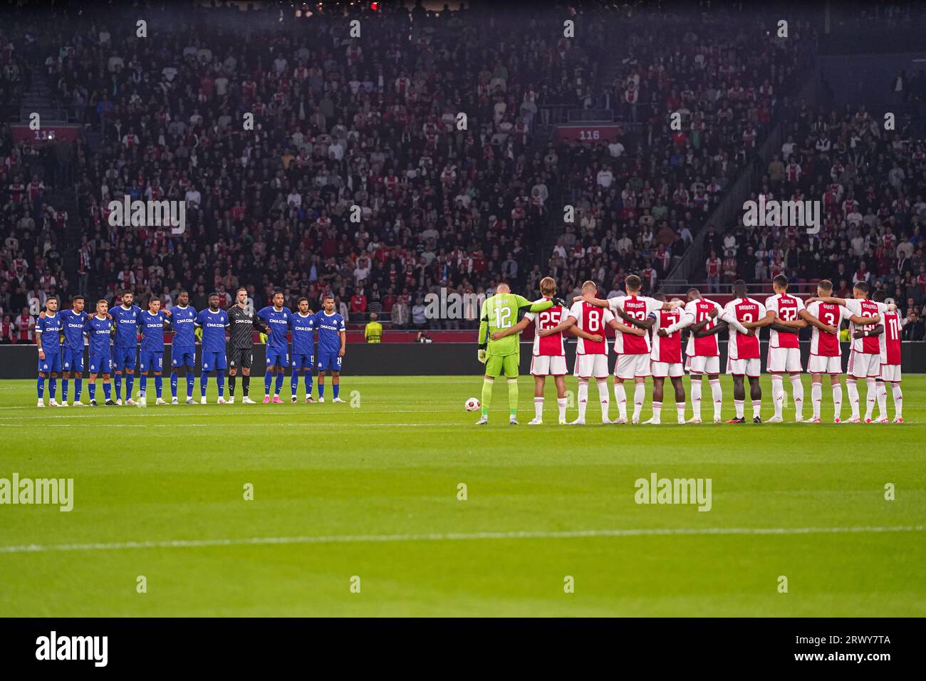 Amsterdam, pays-Bas. 21 septembre 2023. AMSTERDAM, PAYS-BAS - 21 SEPTEMBRE : minute de silence en souvenir des victimes du tremblement de terre au Maroc et des inondations en Libye lors du match du groupe B de l'UEFA Champions League entre l'AFC Ajax et l'Olympique de Marseille au Johan Cruijff Arena le 21 septembre 2023 à Amsterdam, pays-Bas. (Photo Andre Weening/Orange Pictures) crédit : Orange pics BV/Alamy Live News Banque D'Images