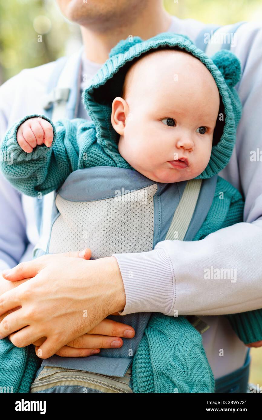 Bébé nouveau-né avec son jeune père dans une écharpe, gros plan Banque D'Images