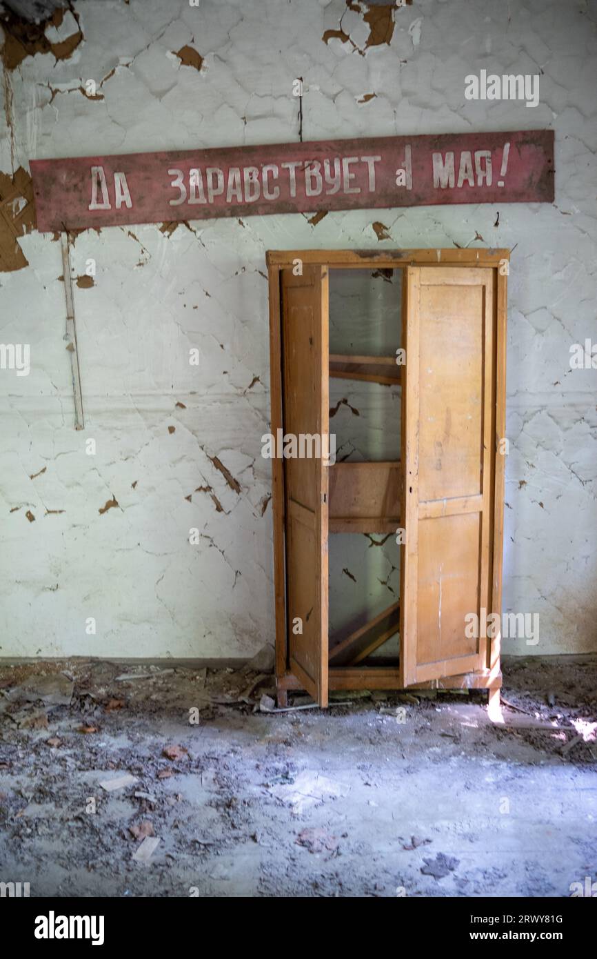 Salle de classe dans une école abandonnée avec des carnets sur des bureaux dans la zone d'exclusion du Bélarus Banque D'Images
