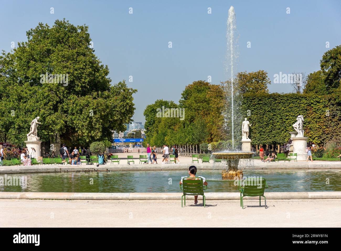 Fontaine du Grand bassin rond dans le jardin des Tuileries, 1e arrondissement, Paris, Île-de-France, France Banque D'Images