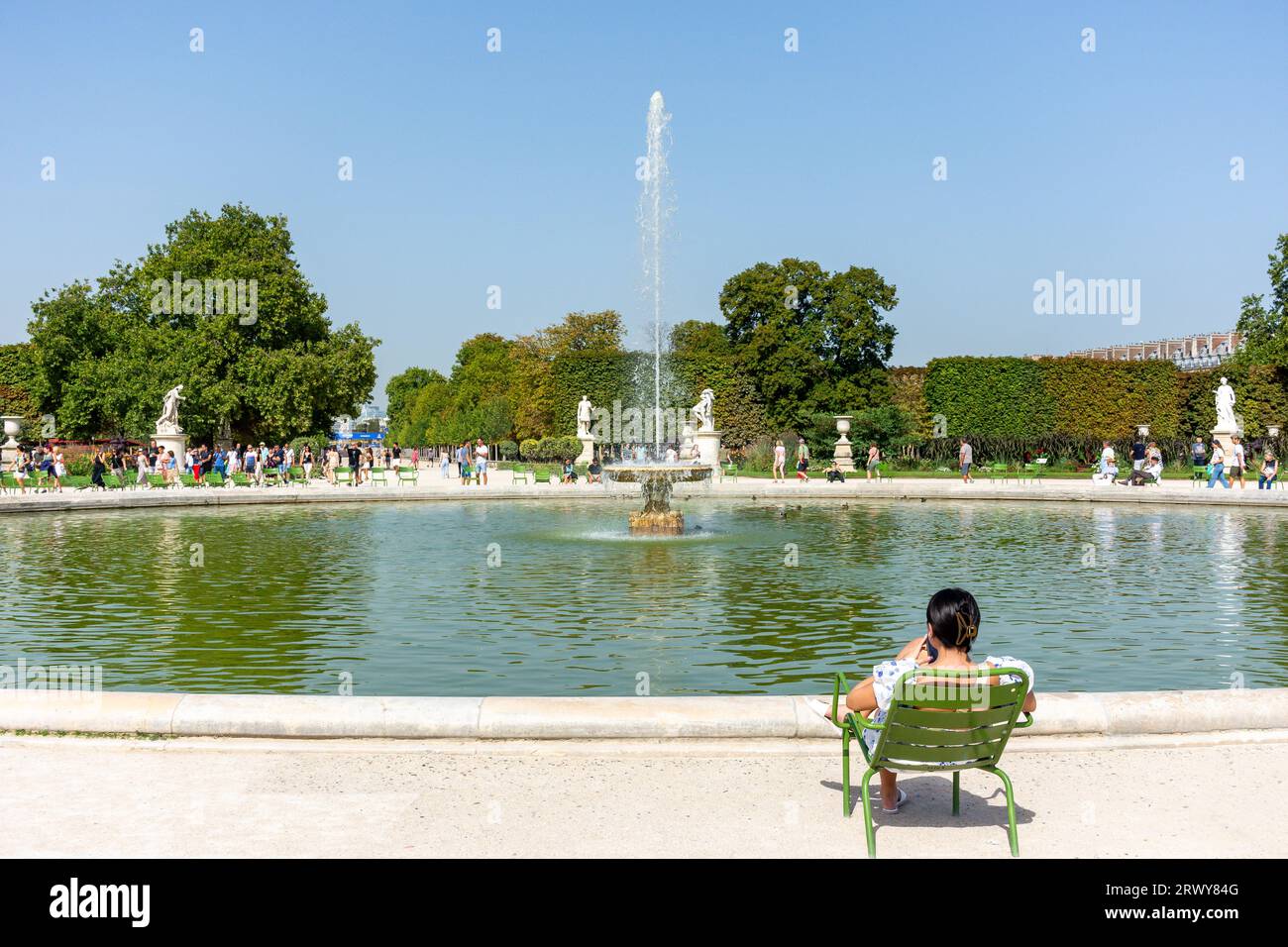 Fontaine du Grand bassin rond dans le jardin des Tuileries, 1e arrondissement, Paris, Île-de-France, France Banque D'Images