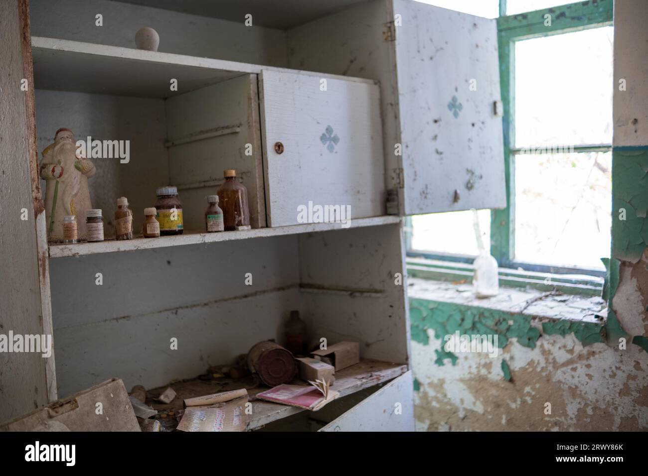 Chambres dans un hôpital abandonné dans la zone d'exclusion du Bélarus Banque D'Images