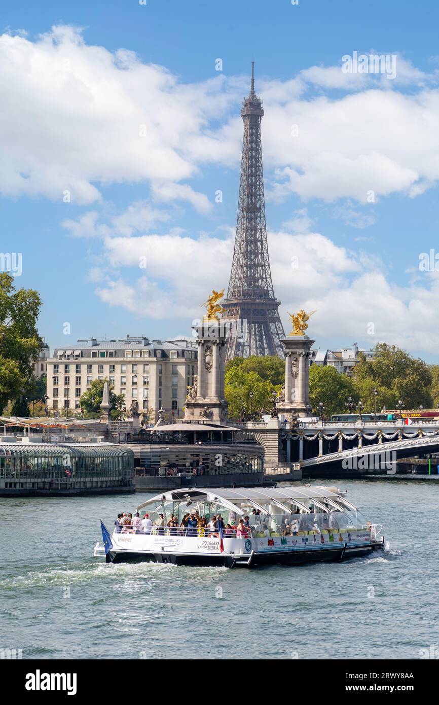 Bateau de croisière Batobus et Tour Eiffel à travers la Seine, Port des champs-Élysées, 8e arrondissement, Paris, Île-de-France, France Banque D'Images