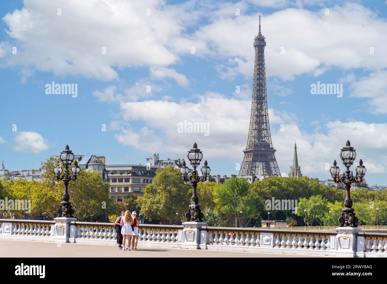 La Tour Eiffel depuis Pont Alexandre III , 8e arrondissement, Paris, Île-de-France, France Banque D'Images