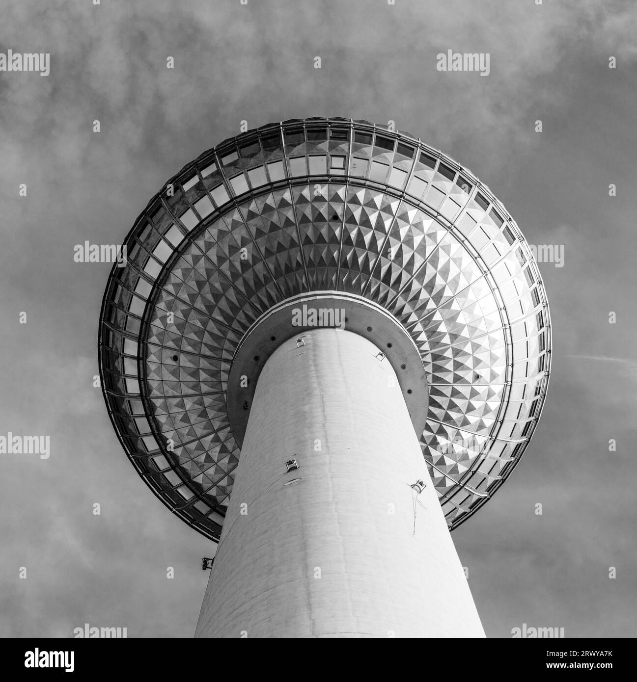 Le Fernsehturm (Tour TV) à Berlin, Allemagne en noir et blanc Banque D'Images