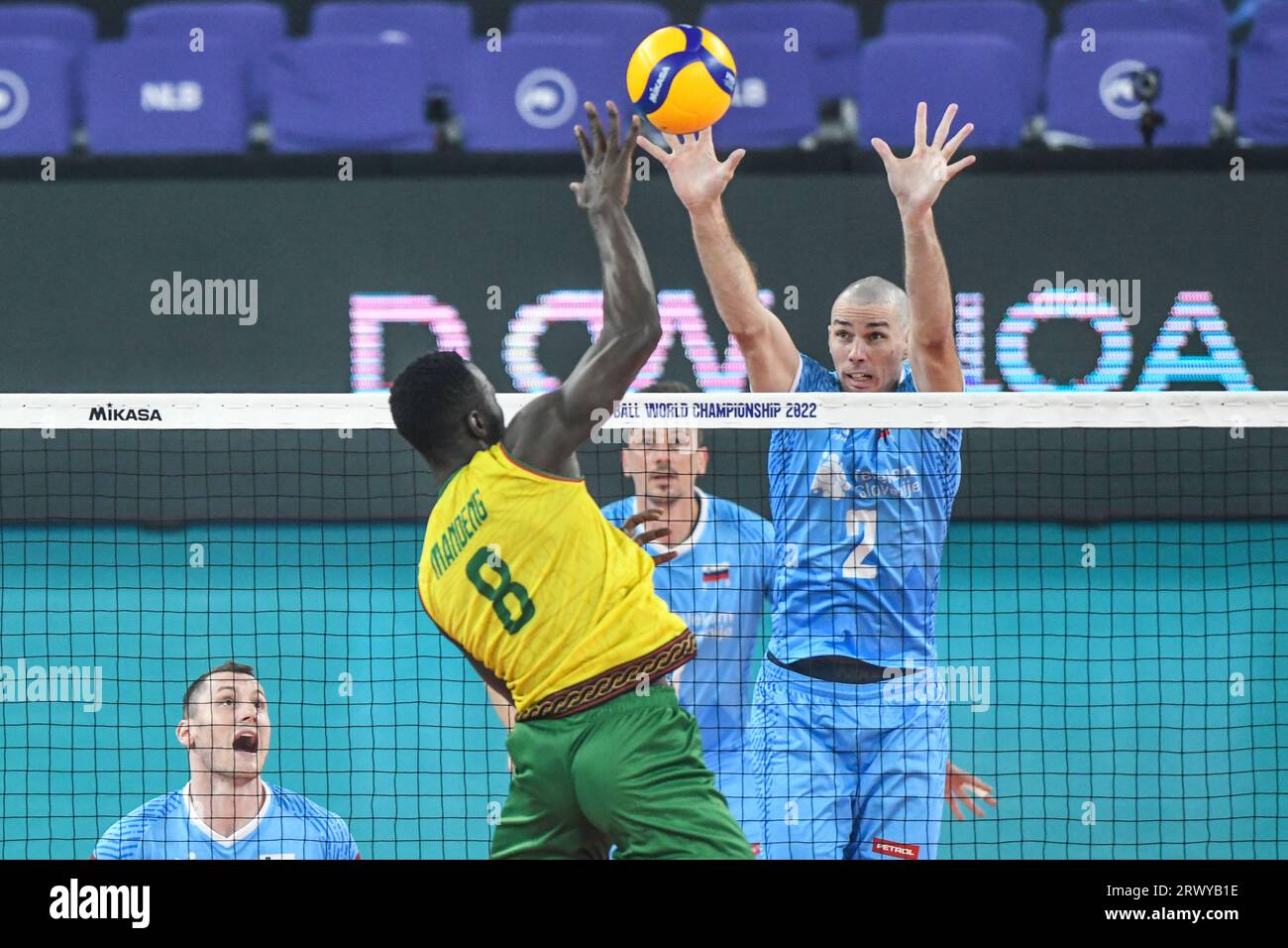 Alen Pajenk (Slovénie), Christophe Mandeng (Cameroun). Championnat du monde de volleyball 2022. Quarts de finale Banque D'Images