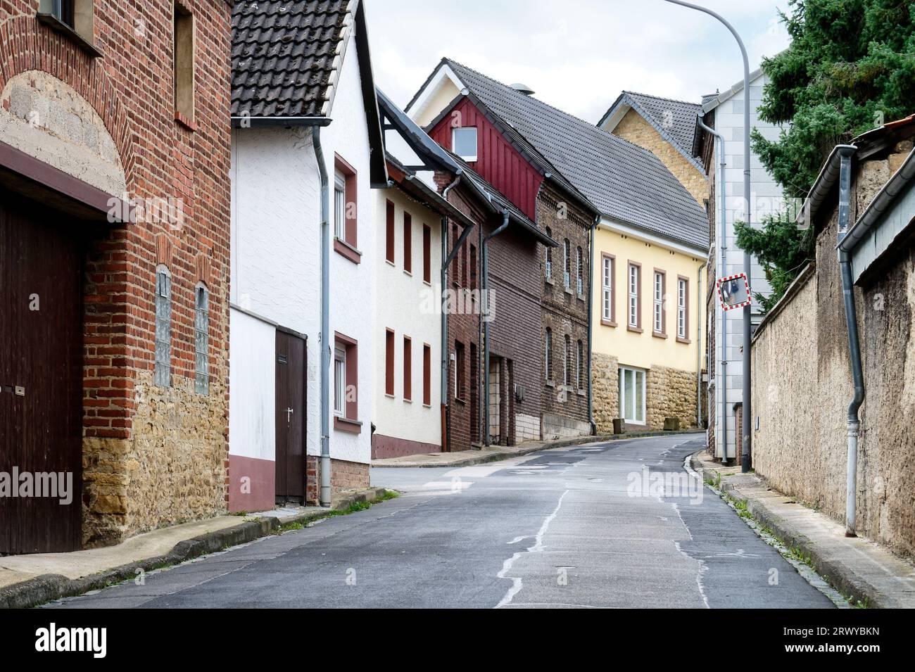 route rurale à travers un petit village dans la région de l'eifel Banque D'Images