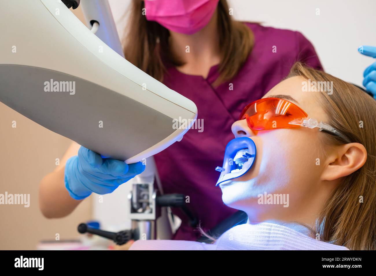 Blanchiment des dents pour la femme et application du blanchiment laser des dents à la clinique de dentiste Banque D'Images