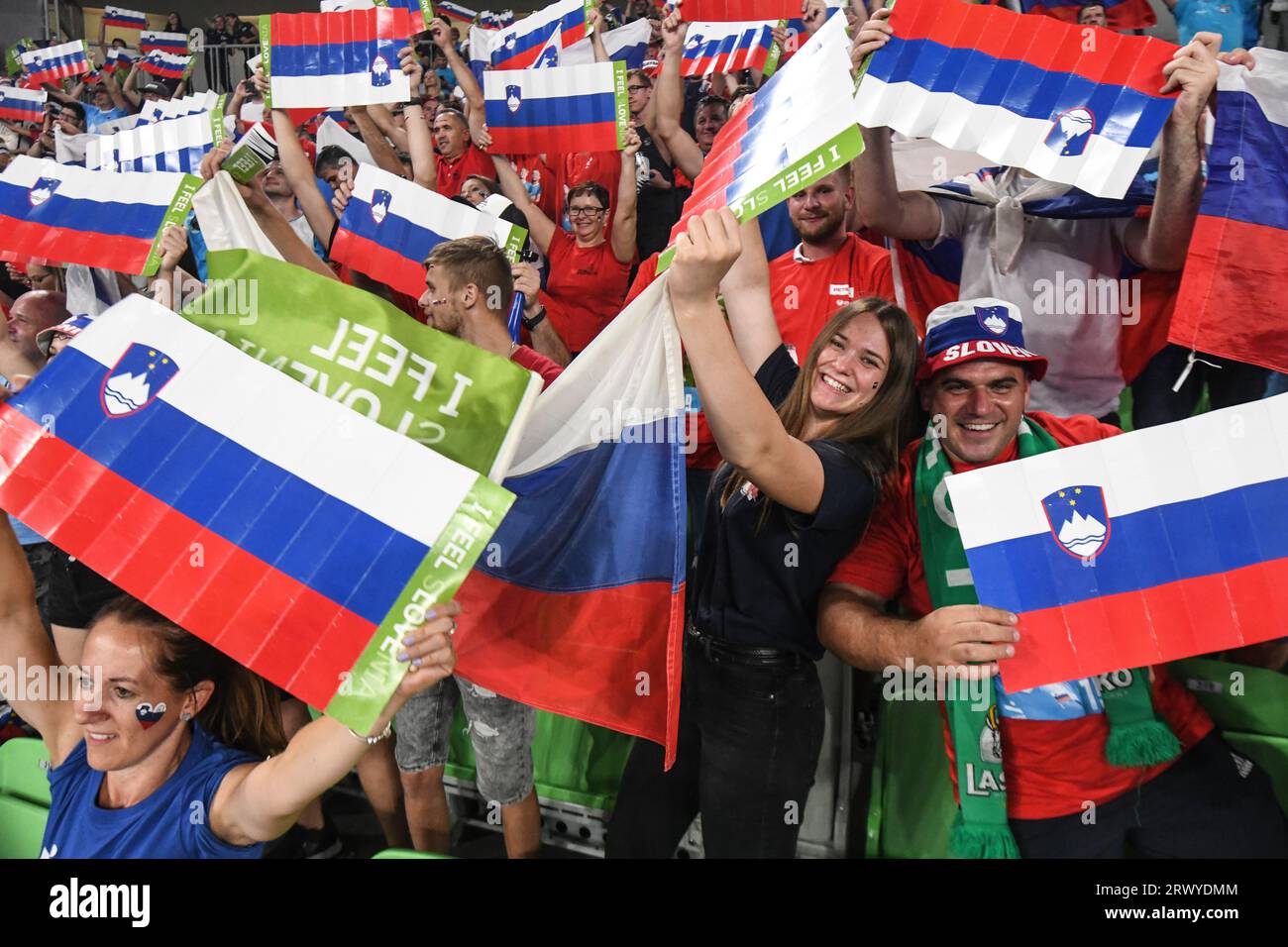 Supporters slovènes dans le Championnat du monde de volleyball 2022. Arena Stozice, Ljubljana Banque D'Images