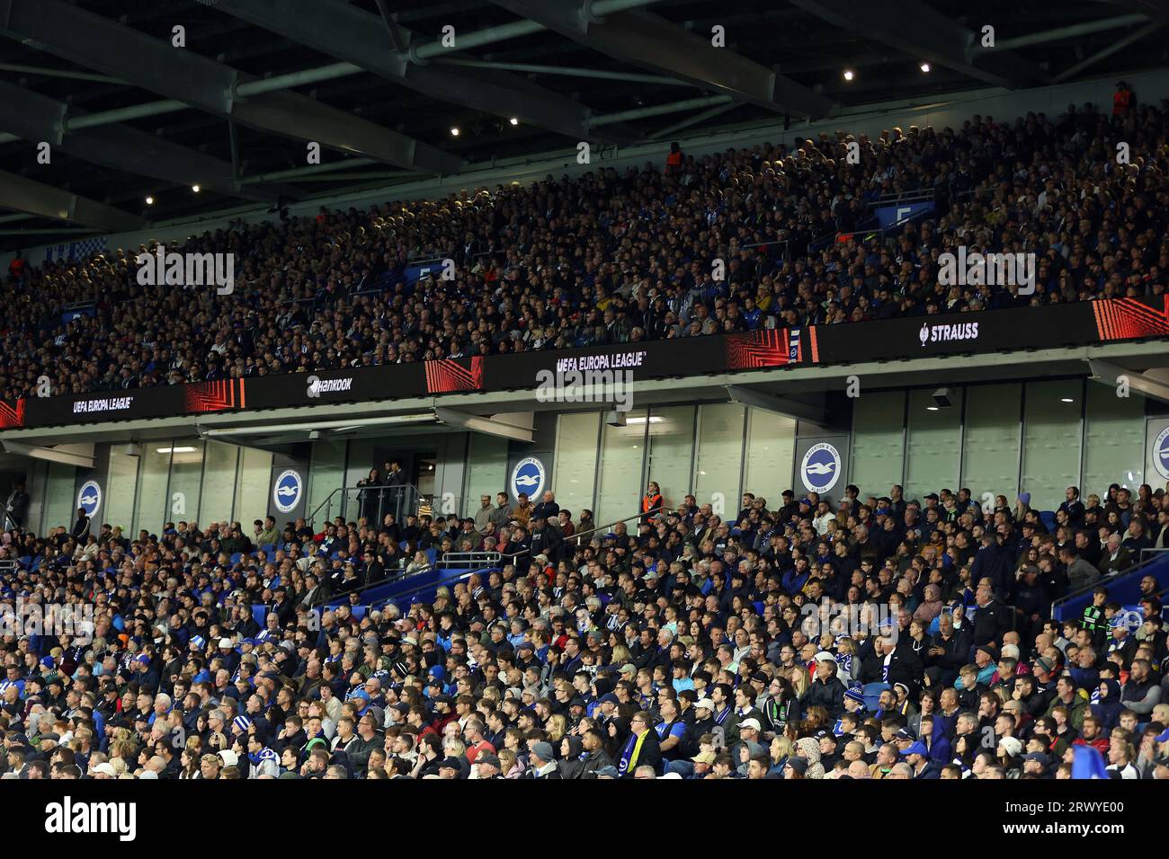 Les supporters de Brighton et Hove Albion dans les tribunes lors du match du groupe B de l'UEFA Europa League à l'AMEX, Brighton et Hove. Date de la photo : jeudi 21 septembre 2023. Banque D'Images