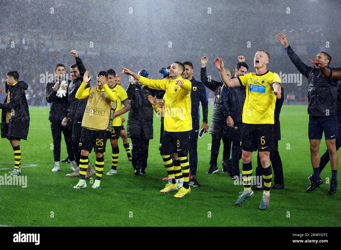 Mijat Gacinovic de l'AEK Athènes et ses coéquipiers célèbrent après le coup de sifflet final du match de l'UEFA Europa League Group B à AMEX, Brighton et Hove. Date de la photo : jeudi 21 septembre 2023. Banque D'Images