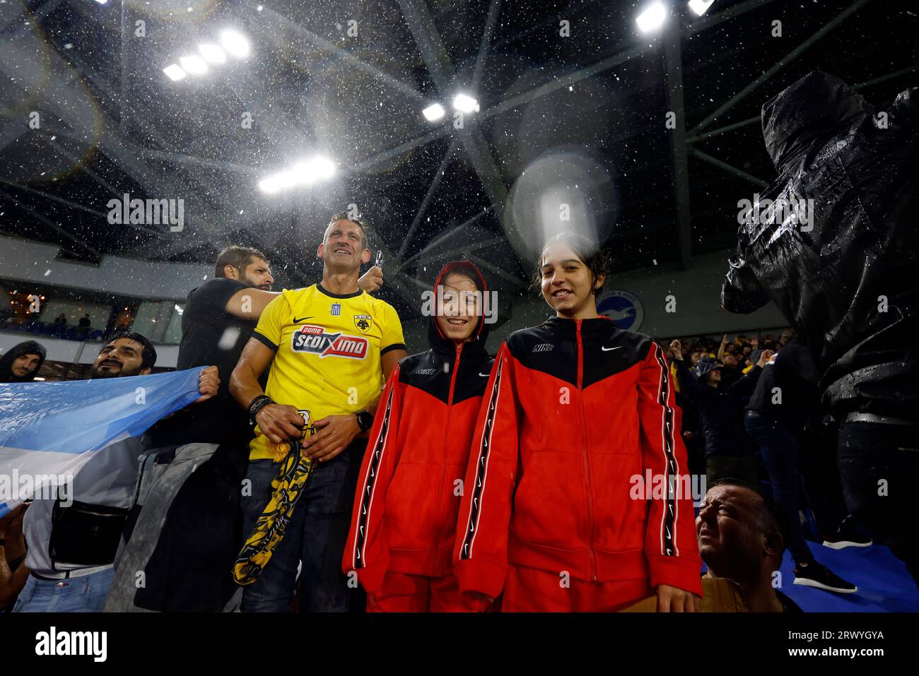 Les supporters de l'AEK Athènes célèbrent après le coup de sifflet final du match du groupe B de l'UEFA Europa League à l'AMEX, Brighton et Hove. Date de la photo : jeudi 21 septembre 2023. Banque D'Images