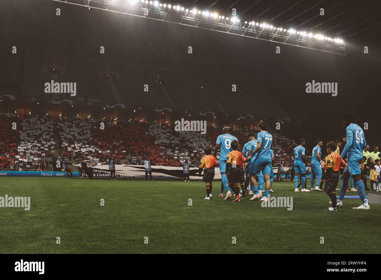 Le joueur de Napoli entre sur le terrain lors du match de l'UEFA Champions League 2023/24 entre le SC Braga et le SSC Napoli à l'Estadio Municipal de Braga, Braga, Port Banque D'Images