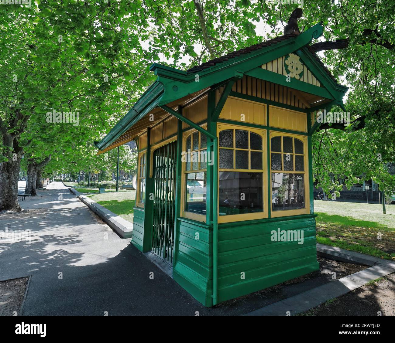 947 abri de tram à Macarthur Street-St.Andrews place, peint en vert et jaune, buil en AD 1917. Melbourne-Australie. Banque D'Images