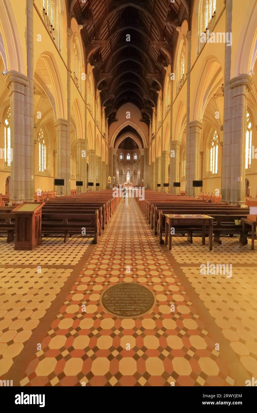 951 intérieur de la cathédrale Saint-Patrick = nef et allées latérales, plaque de plancher commémorant la visite du pape Jean-Paul II. Melbourne-Australie. Banque D'Images