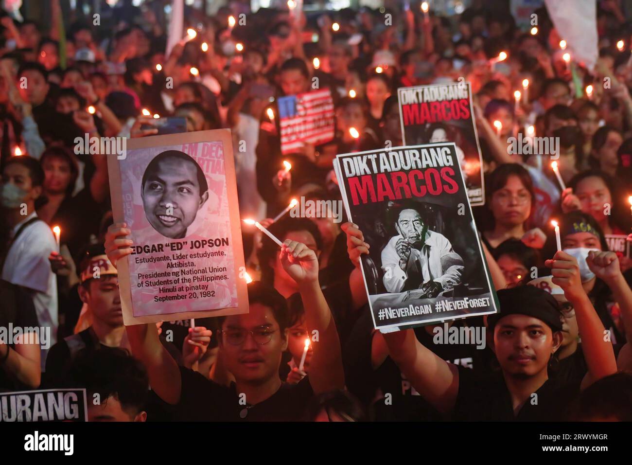 Les manifestants tiennent une photo de la victime de la loi martiale et de Marcos Sr. Pendant la manifestation. Des extrémistes ont défilé à Manille pour marquer le 51e anniversaire de la déclaration de la loi martiale aux Philippines par le défunt dictateur Ferdinand Emmanuel Edralin Marcos Sr. La loi martiale a marqué une phase tumultueuse dans l'histoire des Philippines. L'ancien président Marcos a placé l'ensemble des Philippines sous la loi martiale qui a duré du 21 septembre 1972 au 17 janvier 1981. Pendant ce temps, Marcos réprima la dissidence et emprisonna des milliers de ses critiques politiques. La famille du dictateur, avec le pouvoir de Ferdina Banque D'Images