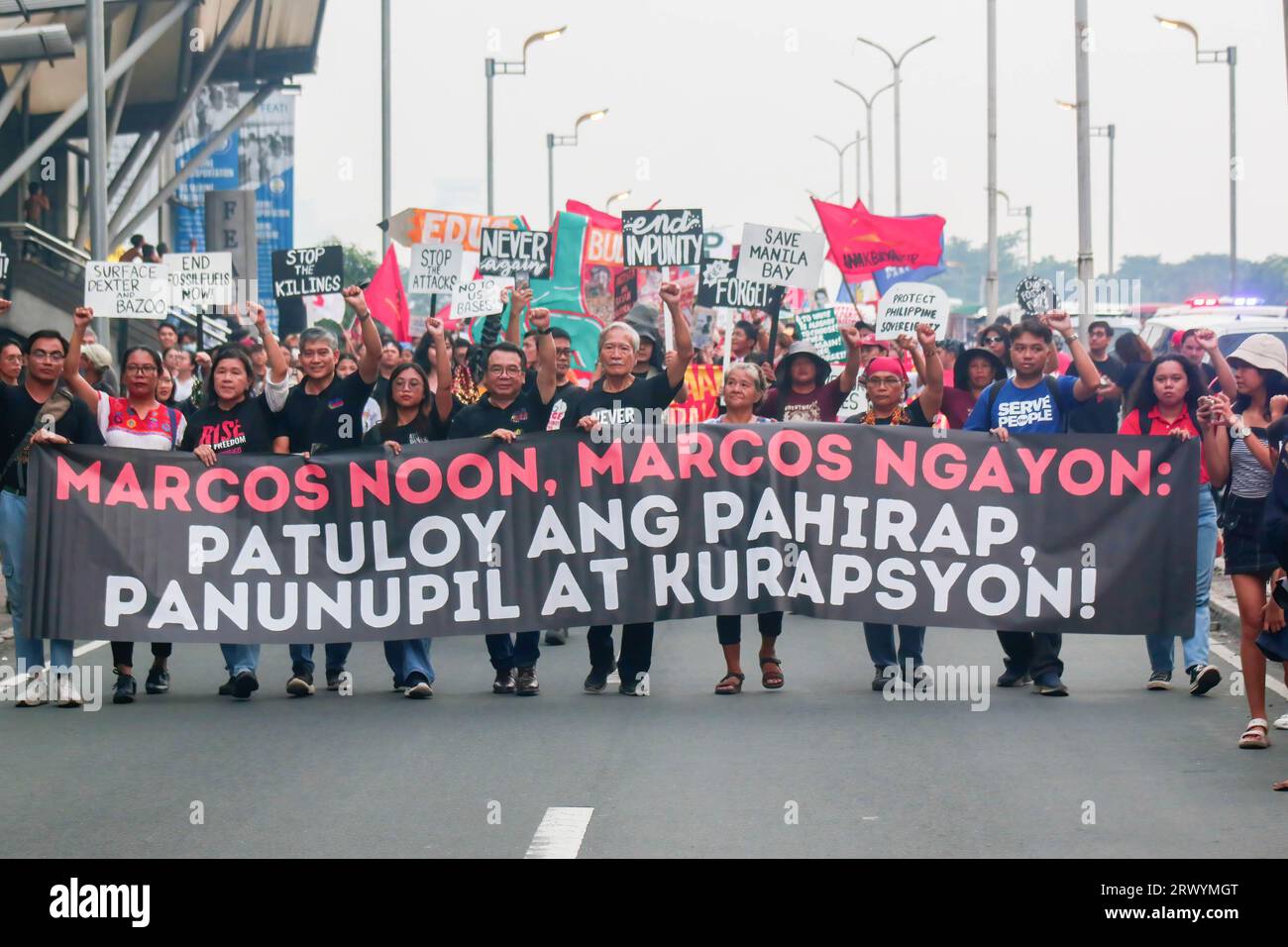 Les défenseurs des droits de l'homme tiennent une bannière alors qu'ils défilent dans la rue de Manille pendant la manifestation. Des extrémistes ont défilé à Manille pour marquer le 51e anniversaire de la déclaration de la loi martiale aux Philippines par le défunt dictateur Ferdinand Emmanuel Edralin Marcos Sr. La loi martiale a marqué une phase tumultueuse dans l'histoire des Philippines. L'ancien président Marcos a placé l'ensemble des Philippines sous la loi martiale qui a duré du 21 septembre 1972 au 17 janvier 1981. Pendant ce temps, Marcos réprima la dissidence et emprisonna des milliers de ses critiques politiques. La famille du dictateur, avec le Banque D'Images