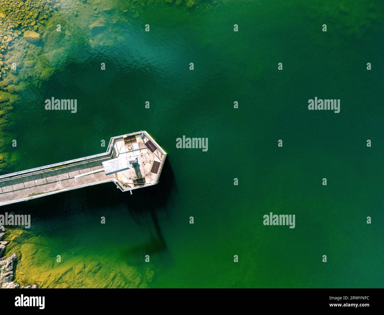 Une vue aérienne d'une station de traitement de l'eau entourée acheter de l'eau verte profonde et des roches recouvertes de mousse jaune / or dans le réservoir Yan Yean à Melbourne, A. Banque D'Images