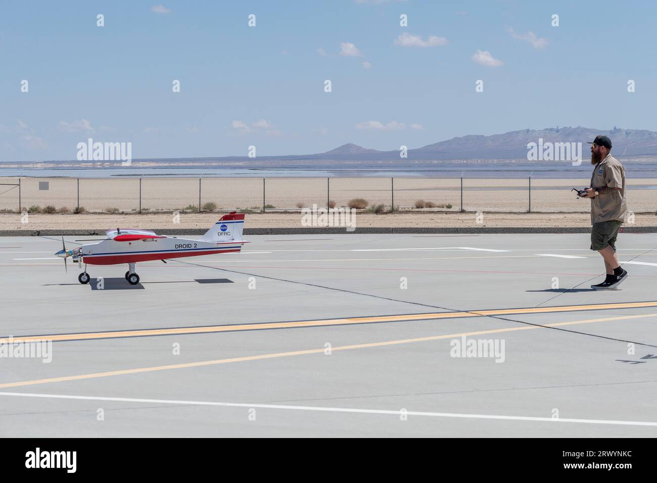 Edwards, Californie, États-Unis. 22 août 2023. Justin Hall atterrit l'avion DROID 2 (Dryden Remote Operated Integrated Drone 2) au Armstrong Flight Research Center de la NASA à Edwards, en Californie, dans le cadre de la campagne Advanced exploration of Reliable Operation at at Low altitudes : Meteorology, Simulation, and Technology. L'objectif était d'étudier le vent afin de fournir des données pour le décollage et l'atterrissage en toute sécurité des futurs taxis aériens. (Image de crédit : © Steve Freeman/NASA/ZUMA Press Wire) USAGE ÉDITORIAL SEULEMENT! Non destiné à UN USAGE commercial ! Banque D'Images