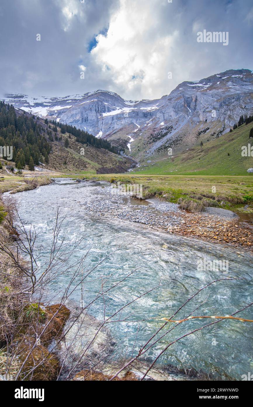 Rivière Flem descendant du Val Frisal. Brigels, Surselva, Graübunden, Suisse. Banque D'Images