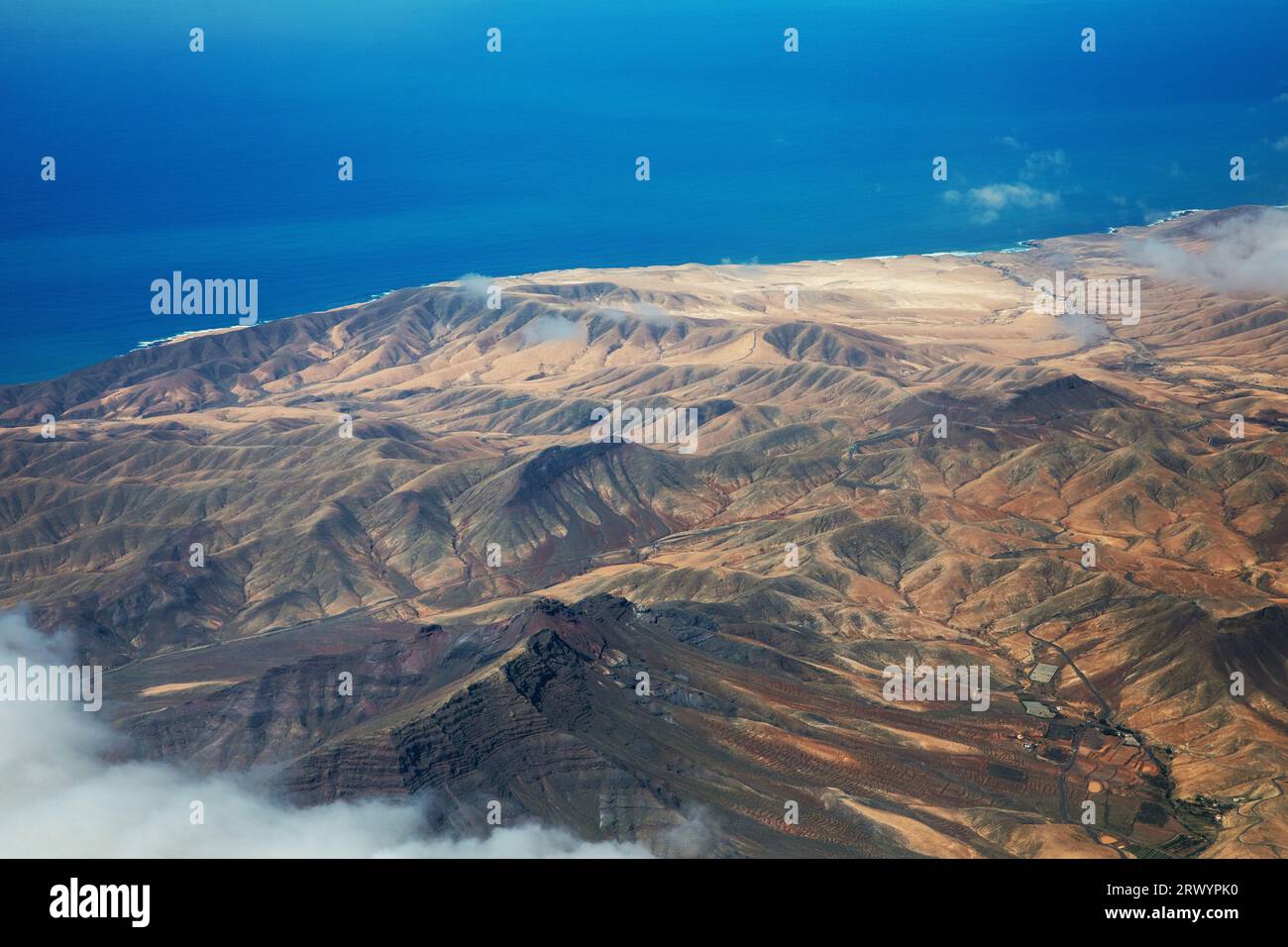 Végétation clairsemée dans le paysage volcanique au sud de Parajam, vue aérienne, îles Canaries, Fuerteventura Banque D'Images