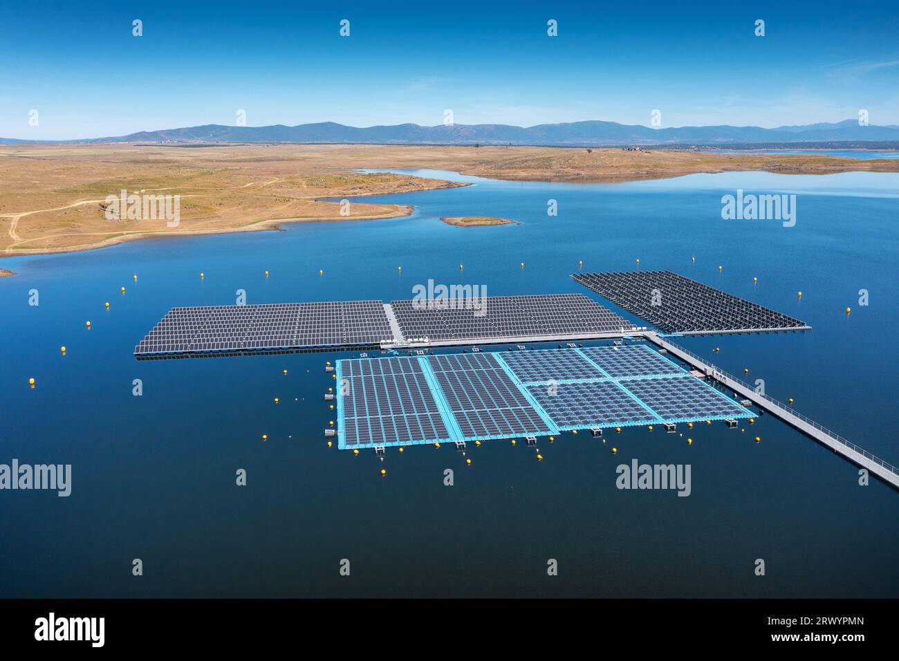 Photovoltaïque nageant sur le lac de stockage Embalse de Sierra Brava, vue aérienne, Espagne, Estrémadure, Zorita Banque D'Images