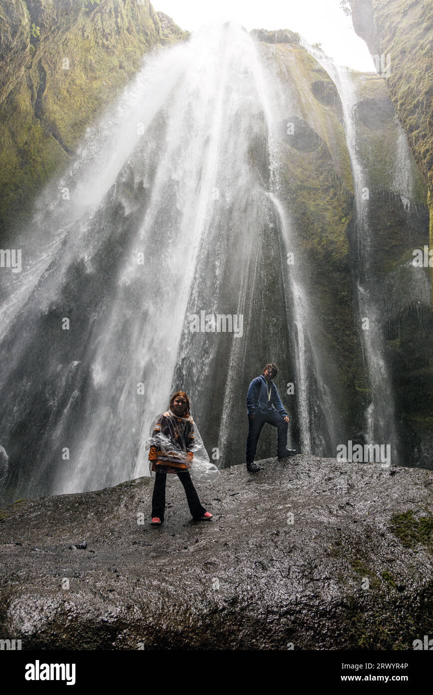 Waterfull Gljufrafoss avec deux enfants, Islande, Seljalandsfoss Banque D'Images