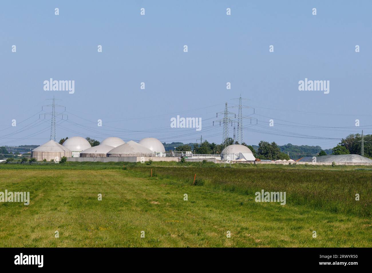 Grande usine de biogaz à côté de la ligne de transport d'électricité à haute tension, Allemagne, Bavière, Pliening Banque D'Images