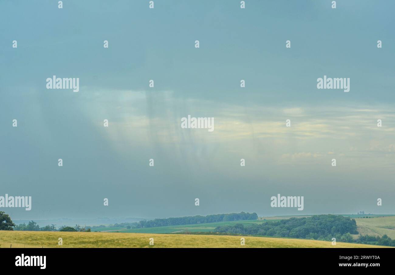 Averses de pluie sur l'horizon lointain Banque D'Images