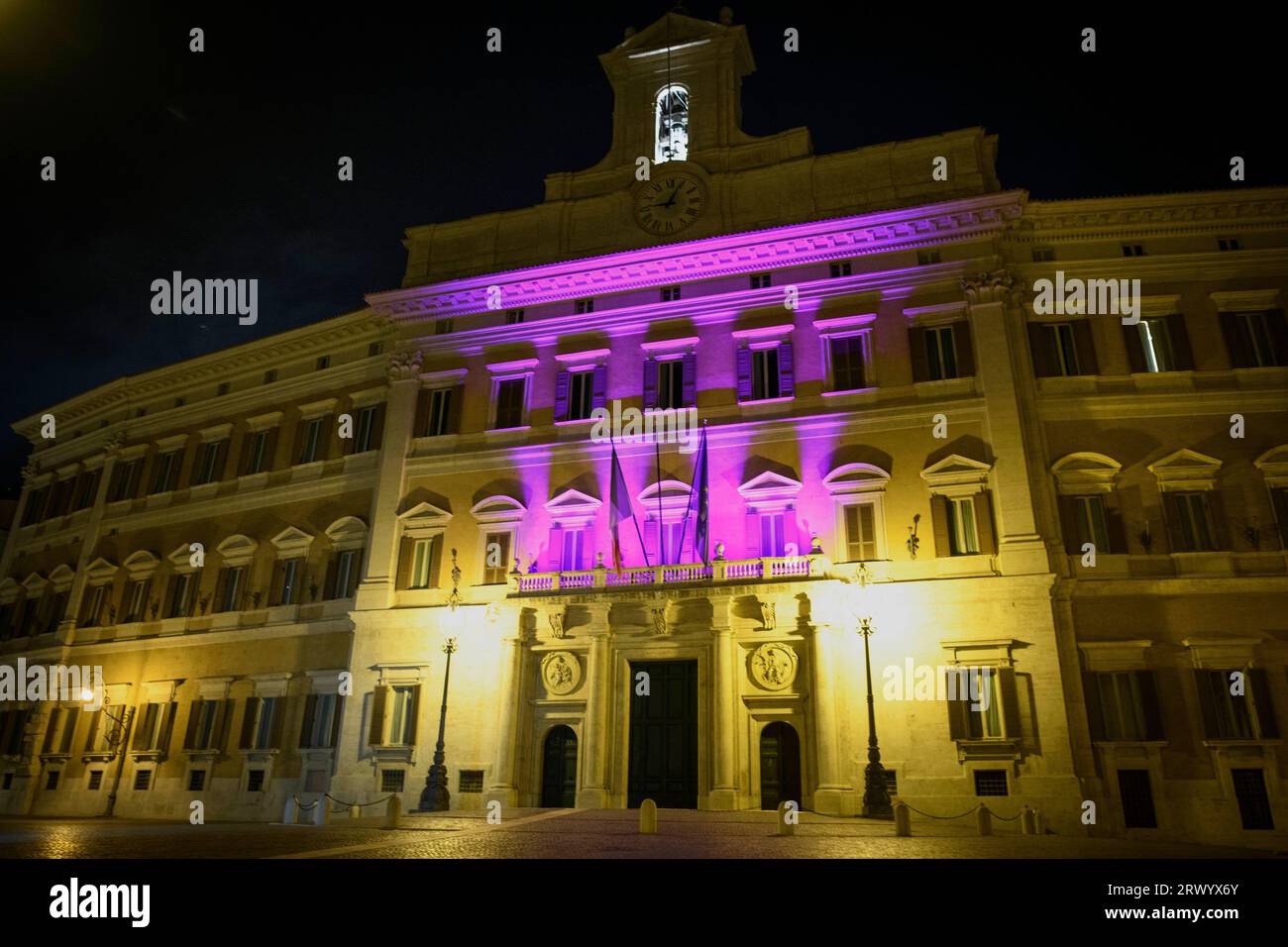 Rome, Italie. 21 septembre 2023. La façade du Palazzo Montecitorio, siège de la Chambre des députés de la République italienne, s'illuminait en violet pour célébrer la Journée mondiale de la maladie d'Alzheimer à Rome. La maladie d'Alzheimer est un syndrome neurodégénératif dont les causes sont encore inconnues. Selon l’Organisation mondiale de la santé, plus de 55 millions de personnes souffrent de démence dans le monde, dont plus de 60 % vivent dans des pays à revenu faible ou intermédiaire. Près de 10 millions de nouveaux cas sont enregistrés chaque année. En 2019, la démence a coûté aux économies mondiales 1,3 billions de dollars américains. La maladie d'Alzheimer représente 60-70% du diabète Banque D'Images