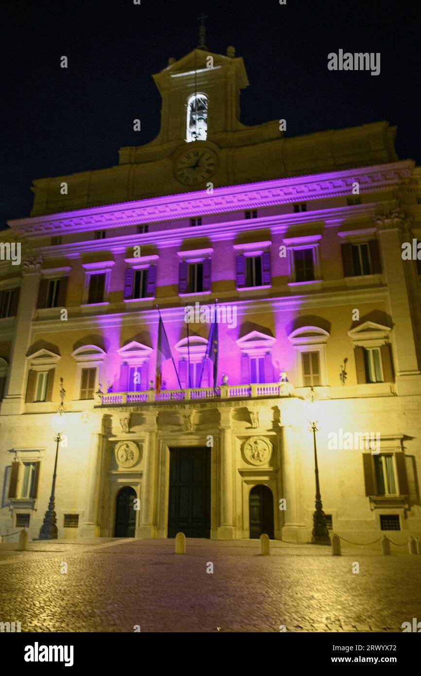 Rome, Italie. 21 septembre 2023. La façade du Palazzo Montecitorio, siège de la Chambre des députés de la République italienne, s'illuminait en violet pour célébrer la Journée mondiale de la maladie d'Alzheimer à Rome. La maladie d'Alzheimer est un syndrome neurodégénératif dont les causes sont encore inconnues. Selon l’Organisation mondiale de la santé, plus de 55 millions de personnes souffrent de démence dans le monde, dont plus de 60 % vivent dans des pays à revenu faible ou intermédiaire. Près de 10 millions de nouveaux cas sont enregistrés chaque année. En 2019, la démence a coûté aux économies mondiales 1,3 billions de dollars américains. La maladie d'Alzheimer représente 60-70% du diabète Banque D'Images