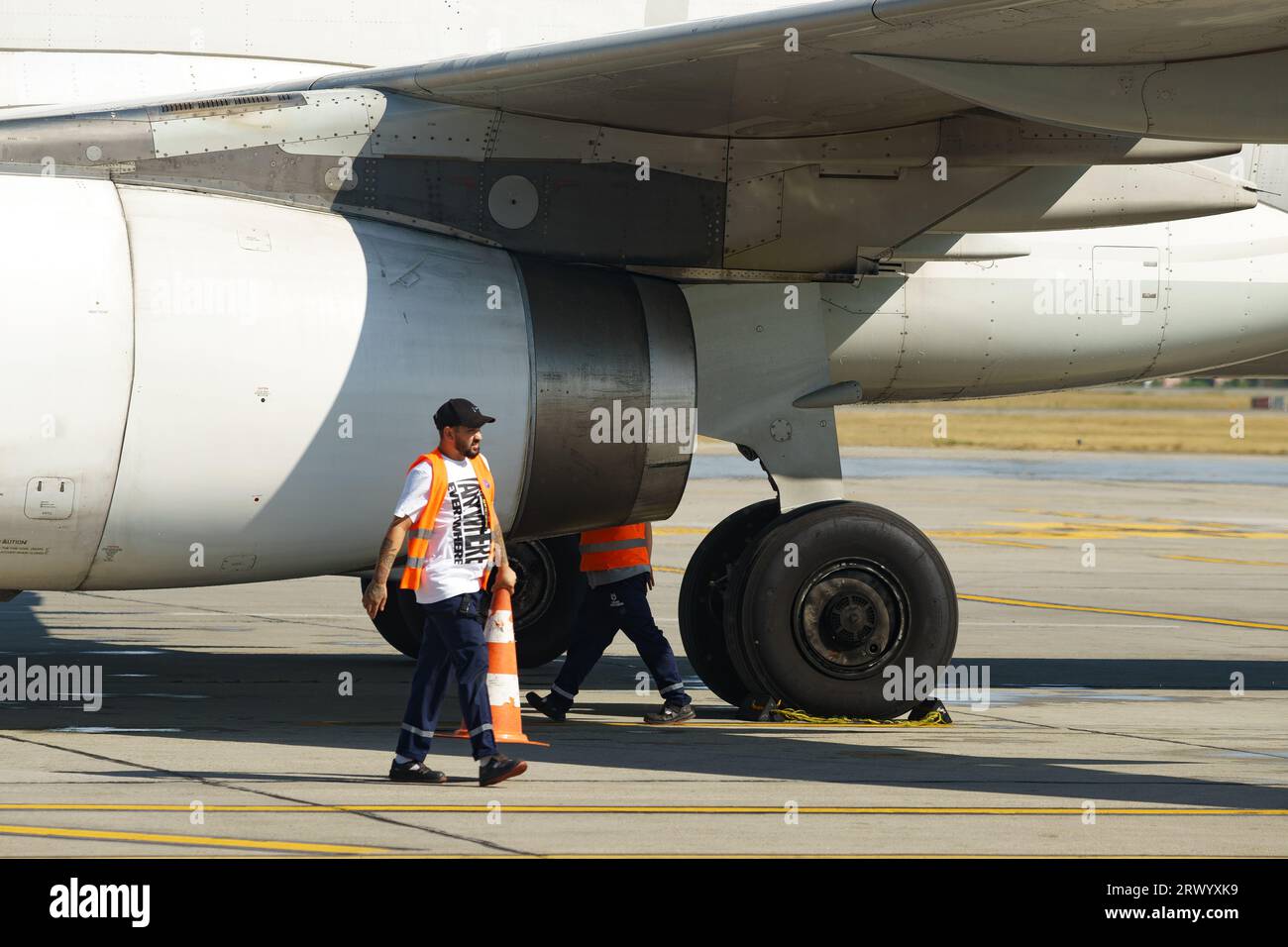 Bucarest, Roumanie. 21 septembre 2023 : le vol Turkish Airlines TK1039 est stationné sur l'aire de trafic lors de la cérémonie du 30e anniversaire des vols réguliers de Turkish Airlines entre Istanbul, Turquie et l'aéroport international Henri Coanda de Bucarest (AIHCB), à Otopeni, Roumanie. Crédit : Lucian Alecu/Alamy Live News Banque D'Images